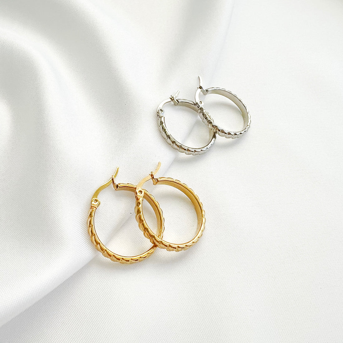 textured hoops - zilver